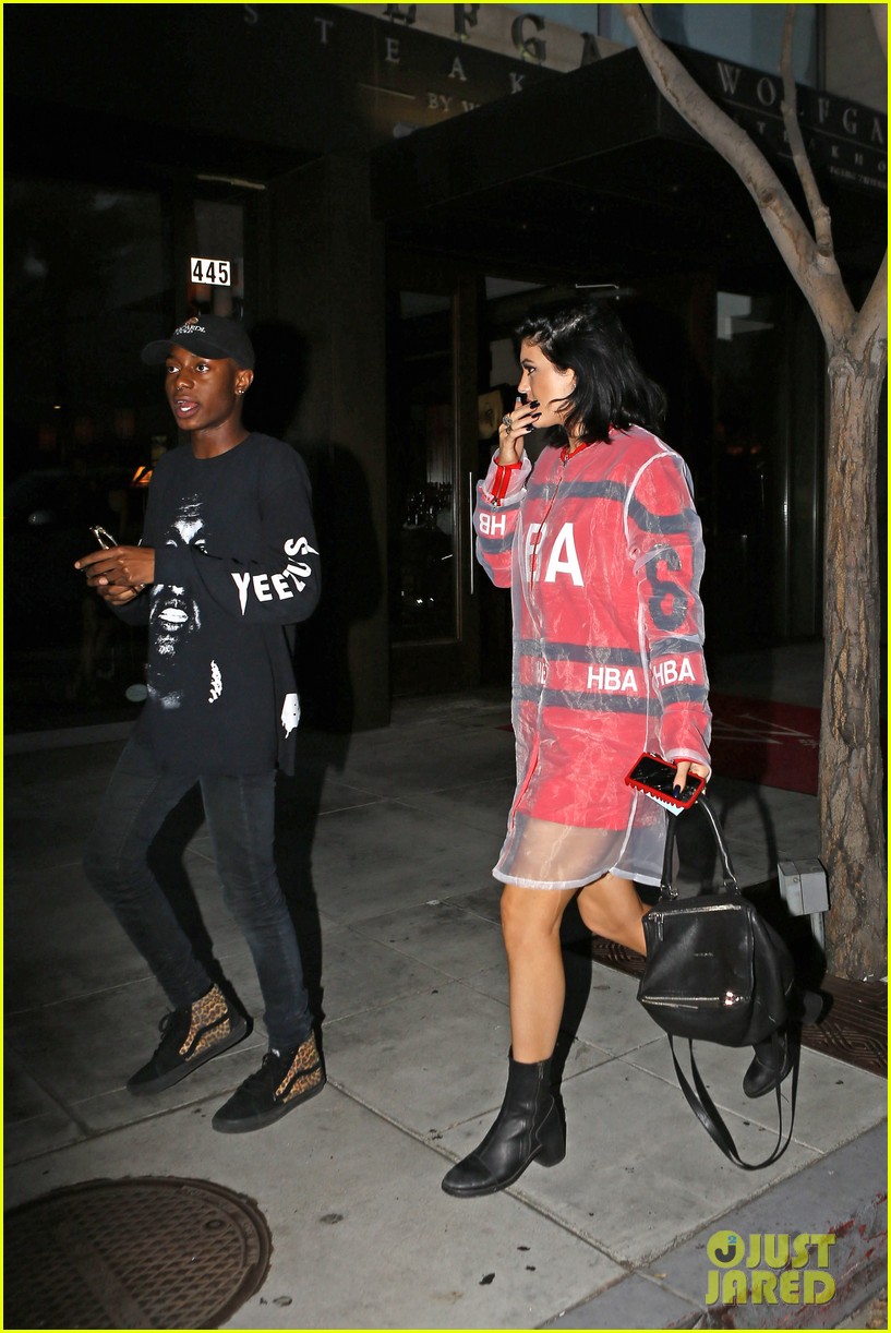 kim kardashian dines out with younger sister kylie 113171519