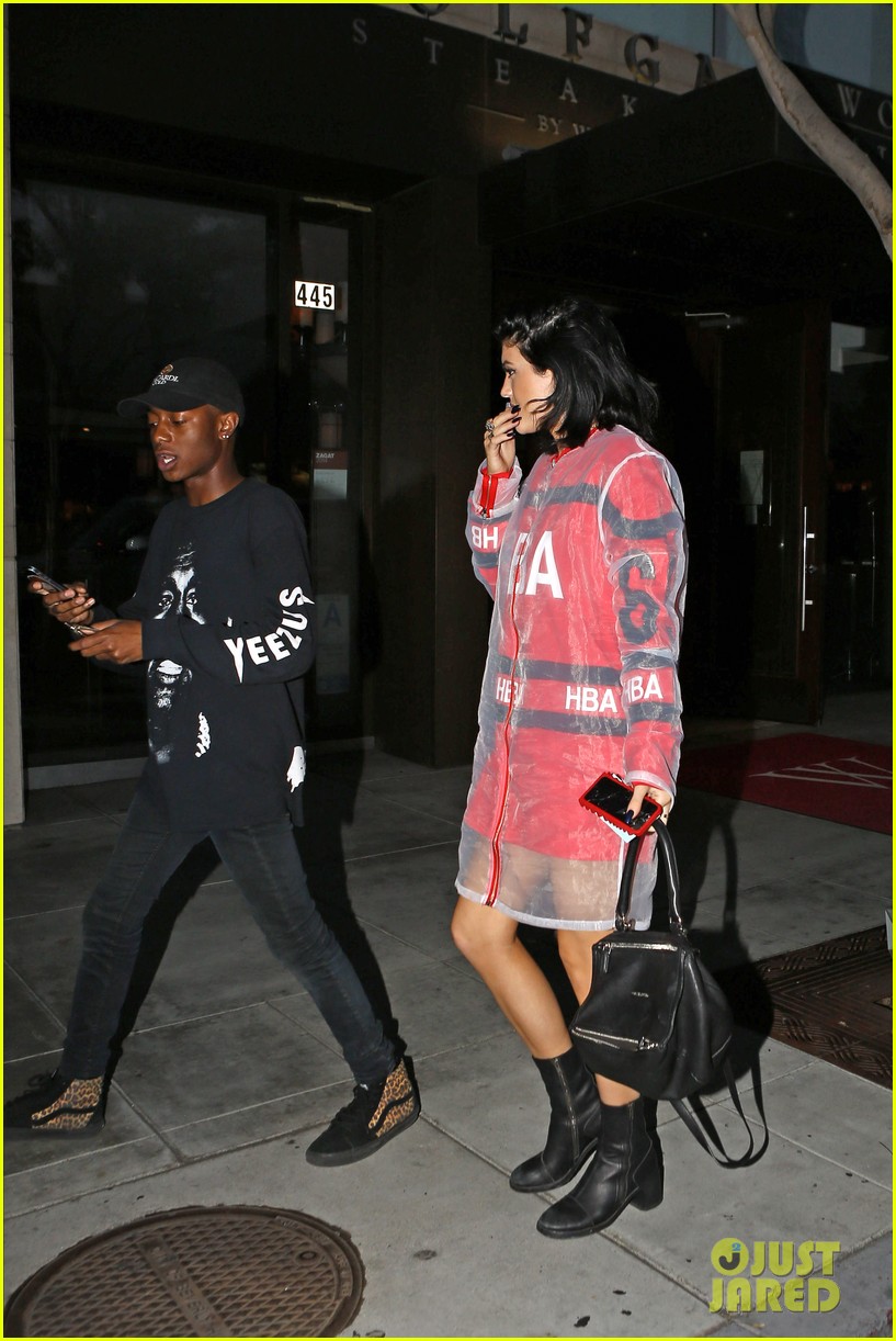 kim kardashian dines out with younger sister kylie 12