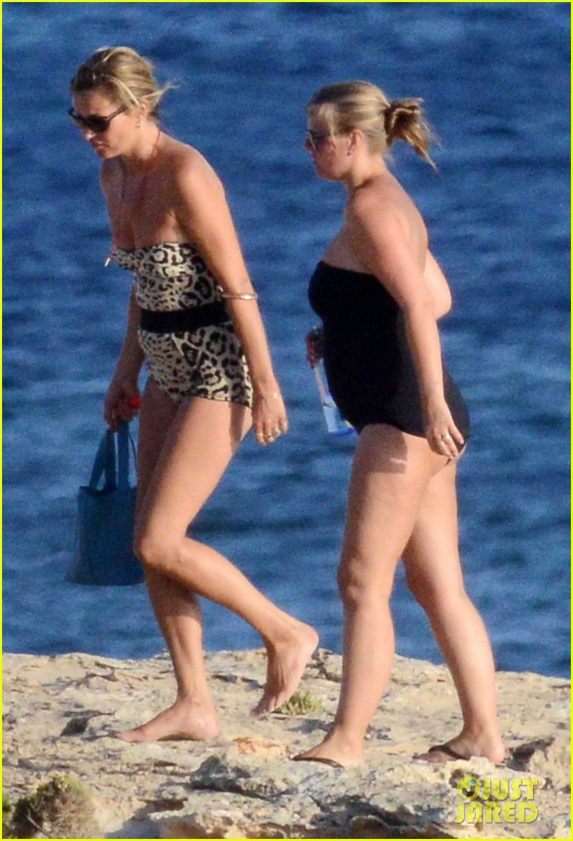 kate moss shows off body animal print bathing suit 08