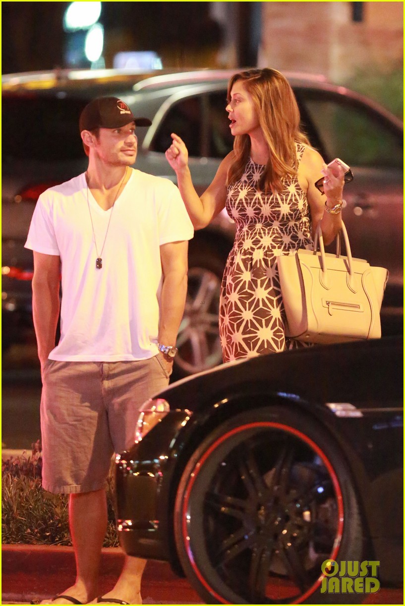 Nick Lachey & Pregnant Wife Vanessa Grab Dinner at The Six Photo(02)