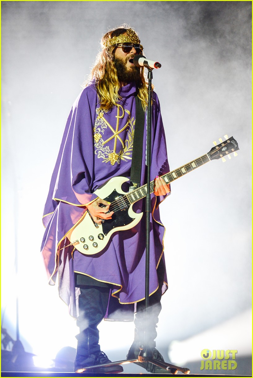 jared leto crowns himself king at 30 seconds to mars concert 013173836