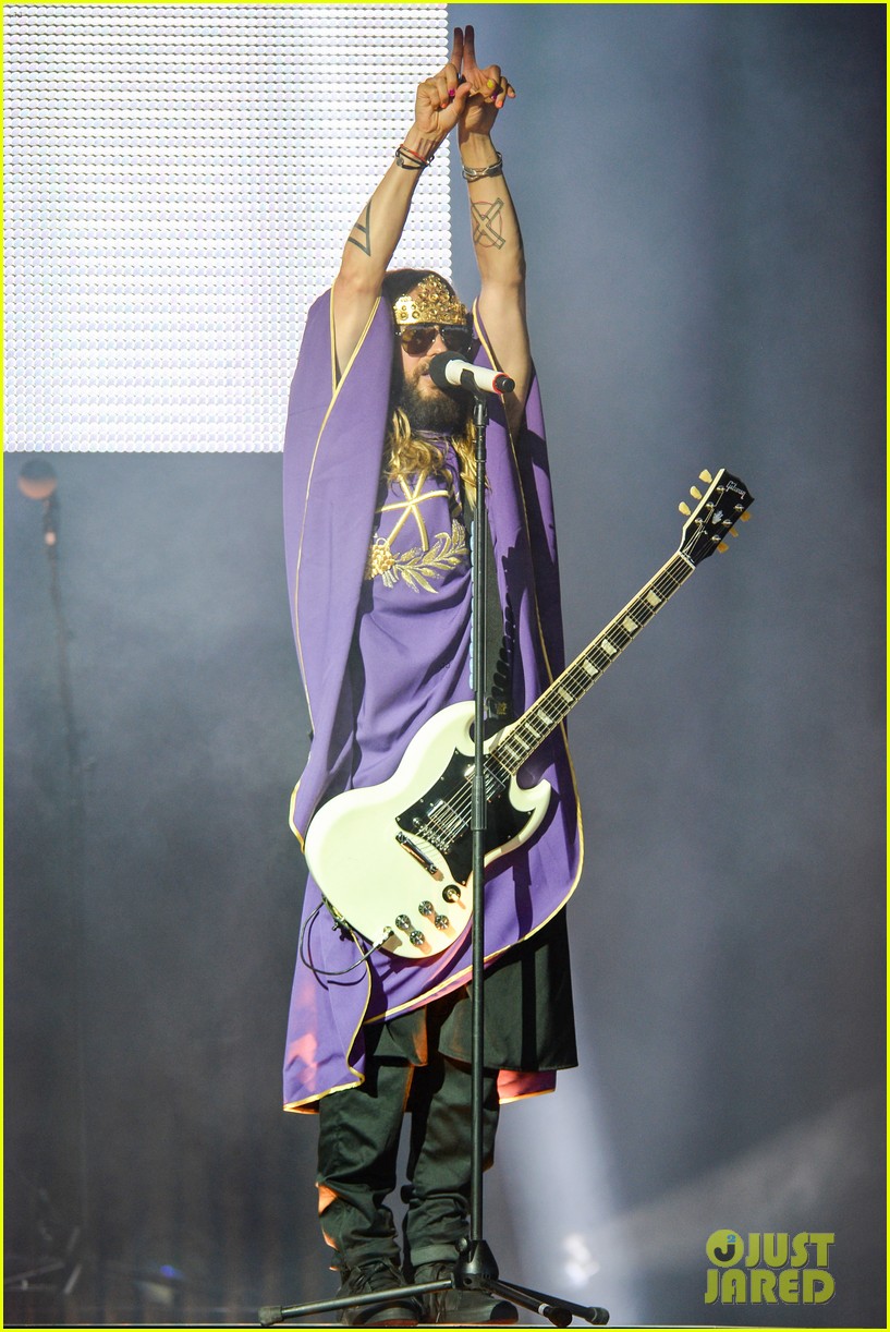 jared leto crowns himself king at 30 seconds to mars concert 093173844