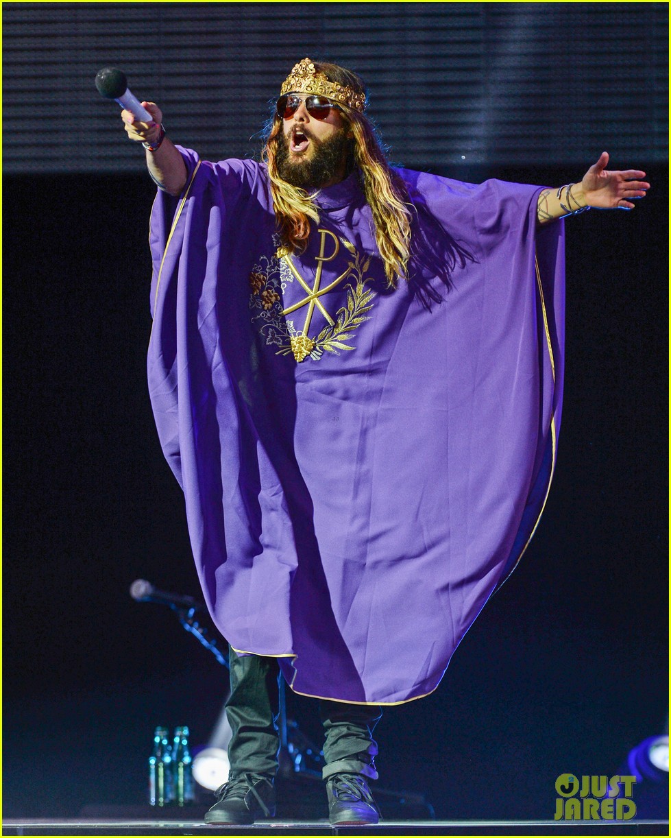 jared leto crowns himself king at 30 seconds to mars concert 143173849