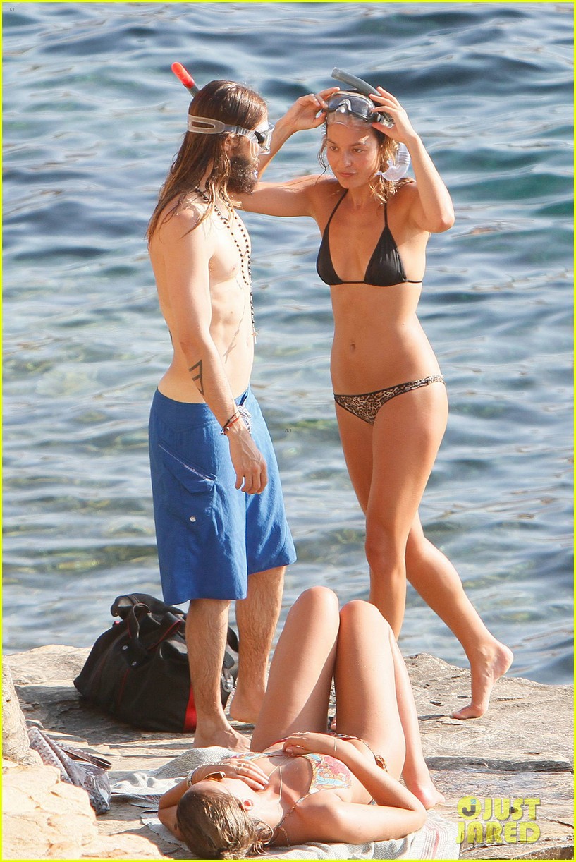 shirtless jared leto surrounded by beautiful ladies 10