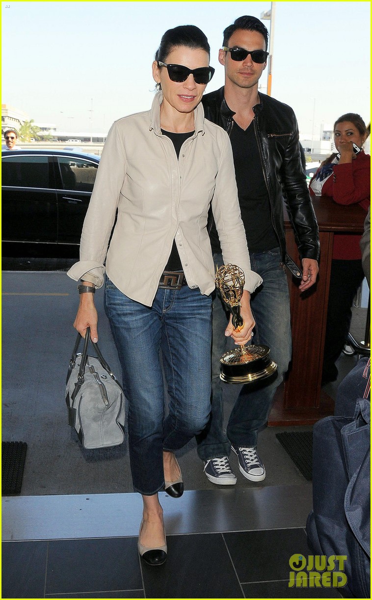 julianna margulies shows off emmy statuette at lax 063184480