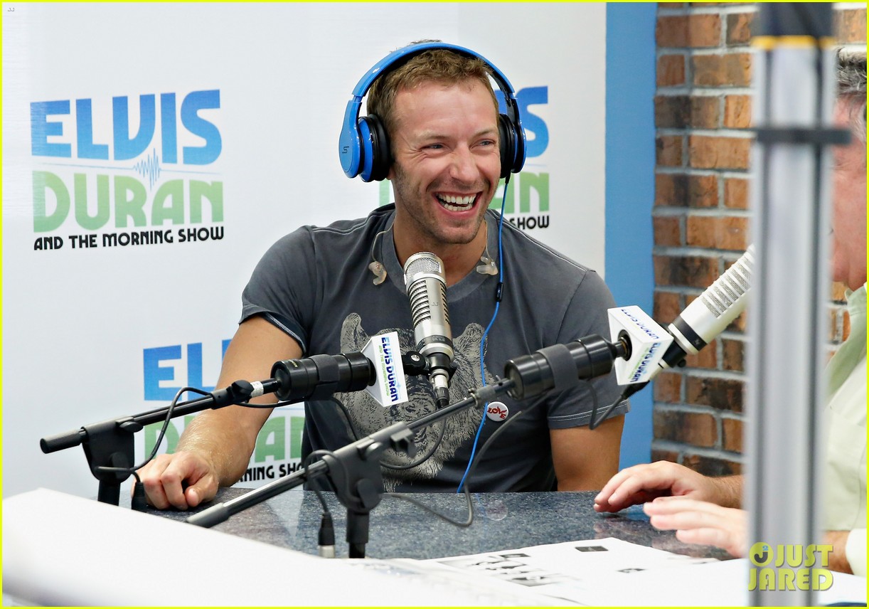 chris martin jokes about commenting on ariana grande videos 05
