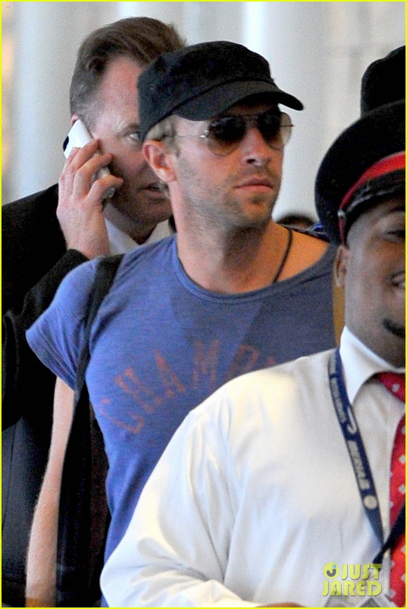 chris martin lands in nyc after vineyard date with jennifer lawrence 023180872