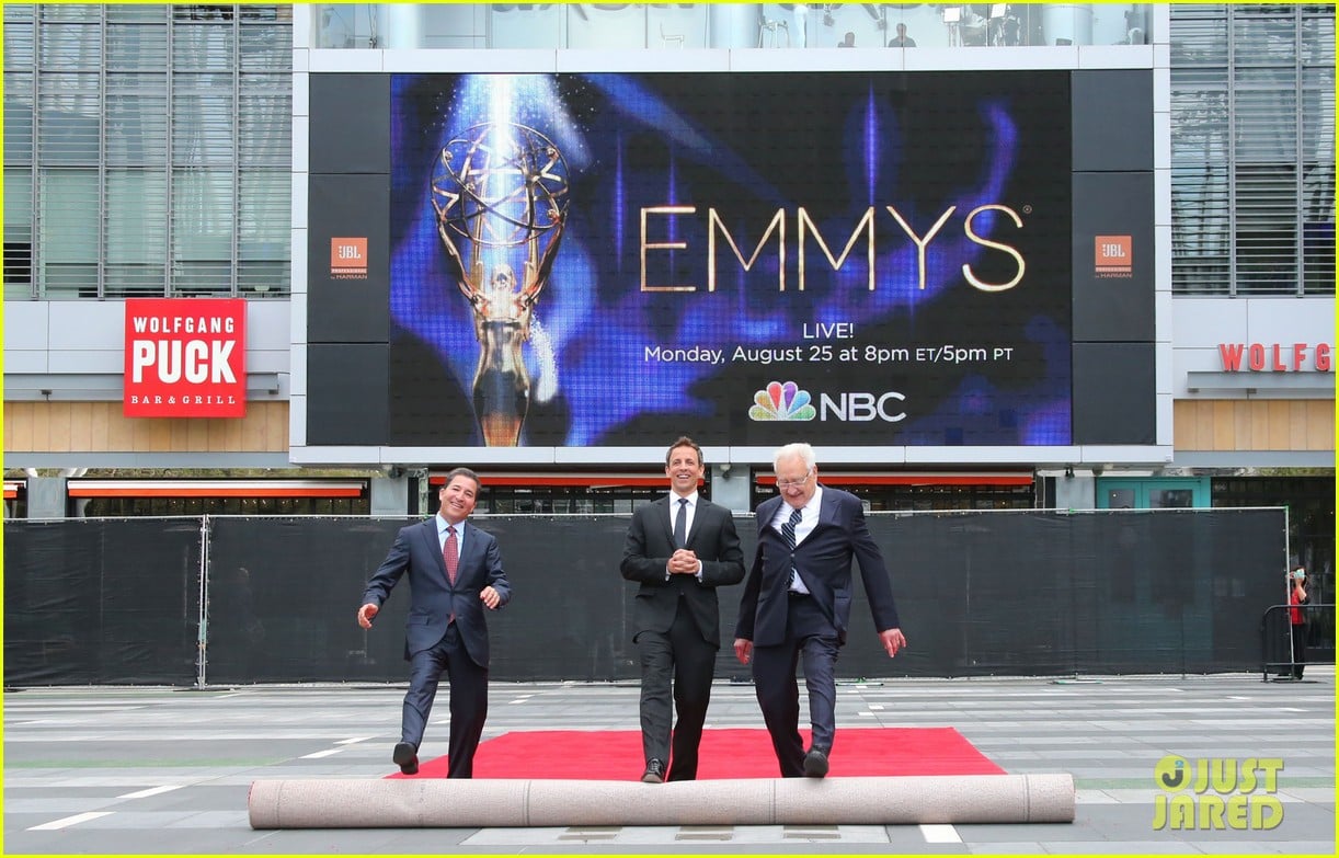 seth meyers rolls out the emmy awards red carpet 05