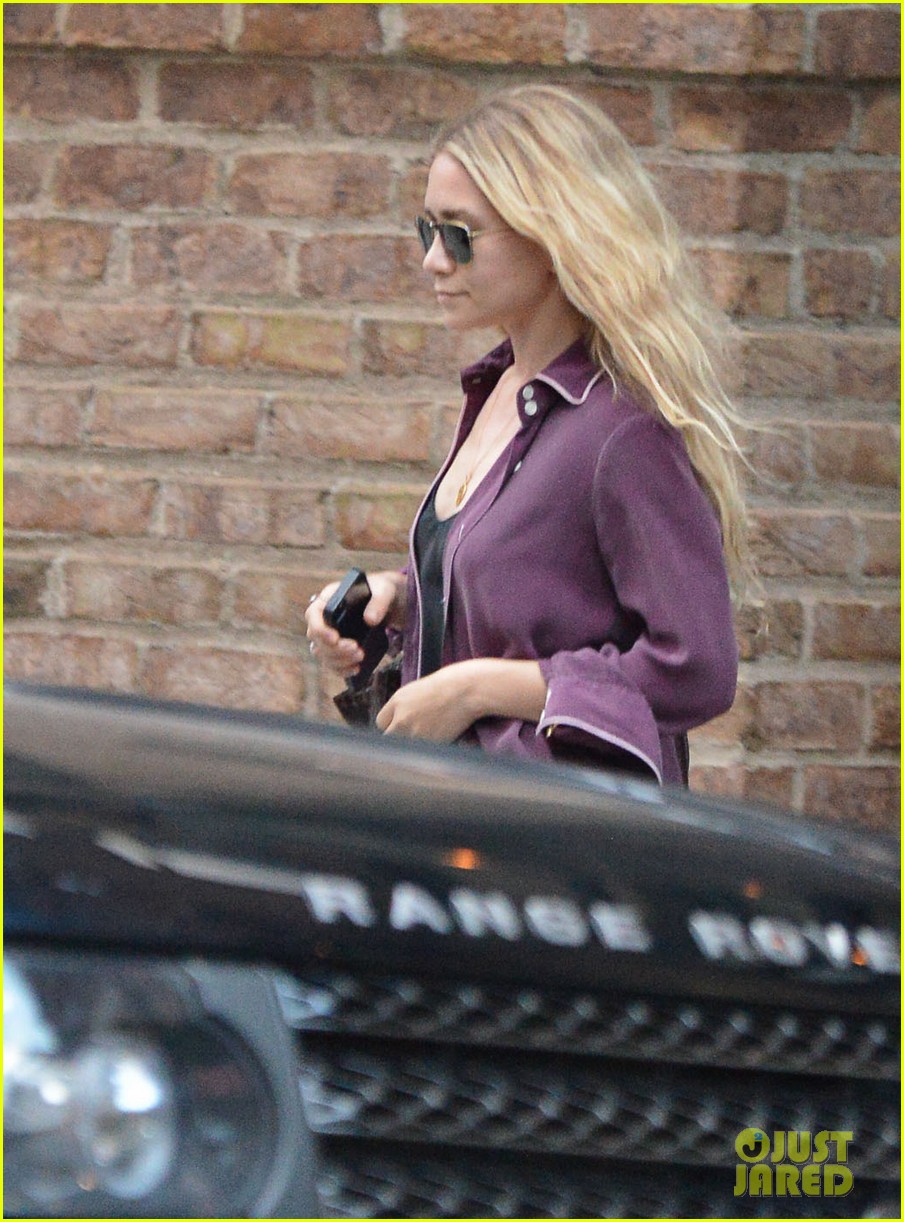 ashley olsen makes a mad dash to her car 02