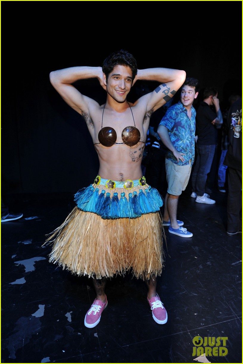 tyler posey shirtless hula teen choice awards 2014 043174456