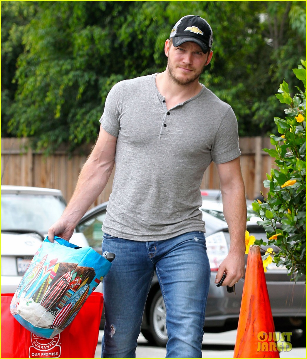 chris pratt steps out after guardians of the galaxys amazing box office weekend 04
