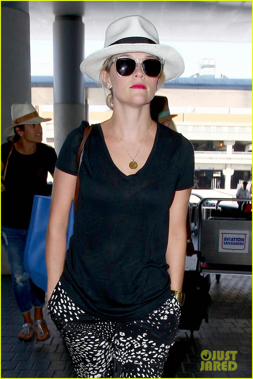 reese witherspoon wishes happy weekend lax 133174031