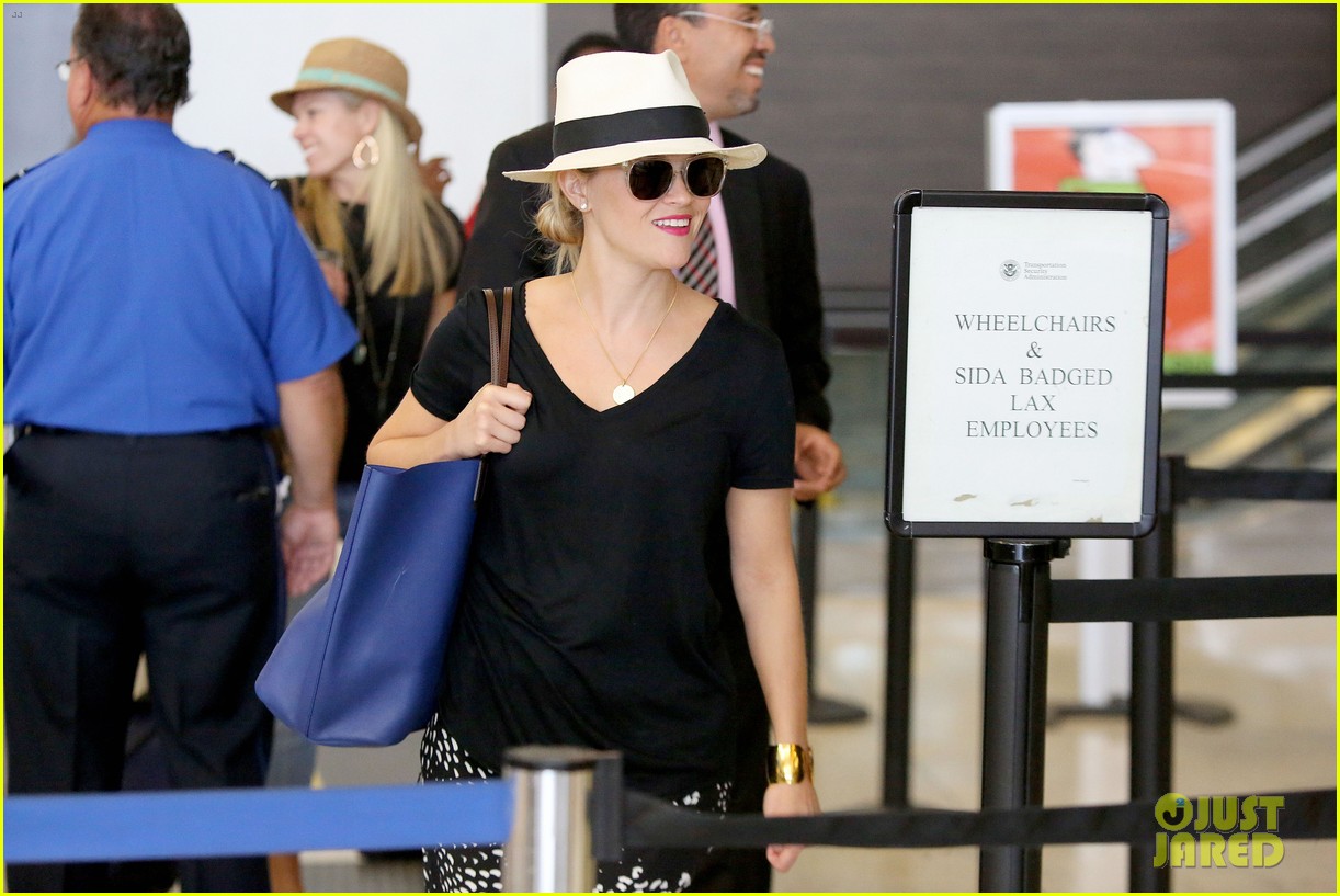 reese witherspoon wishes happy weekend lax 17