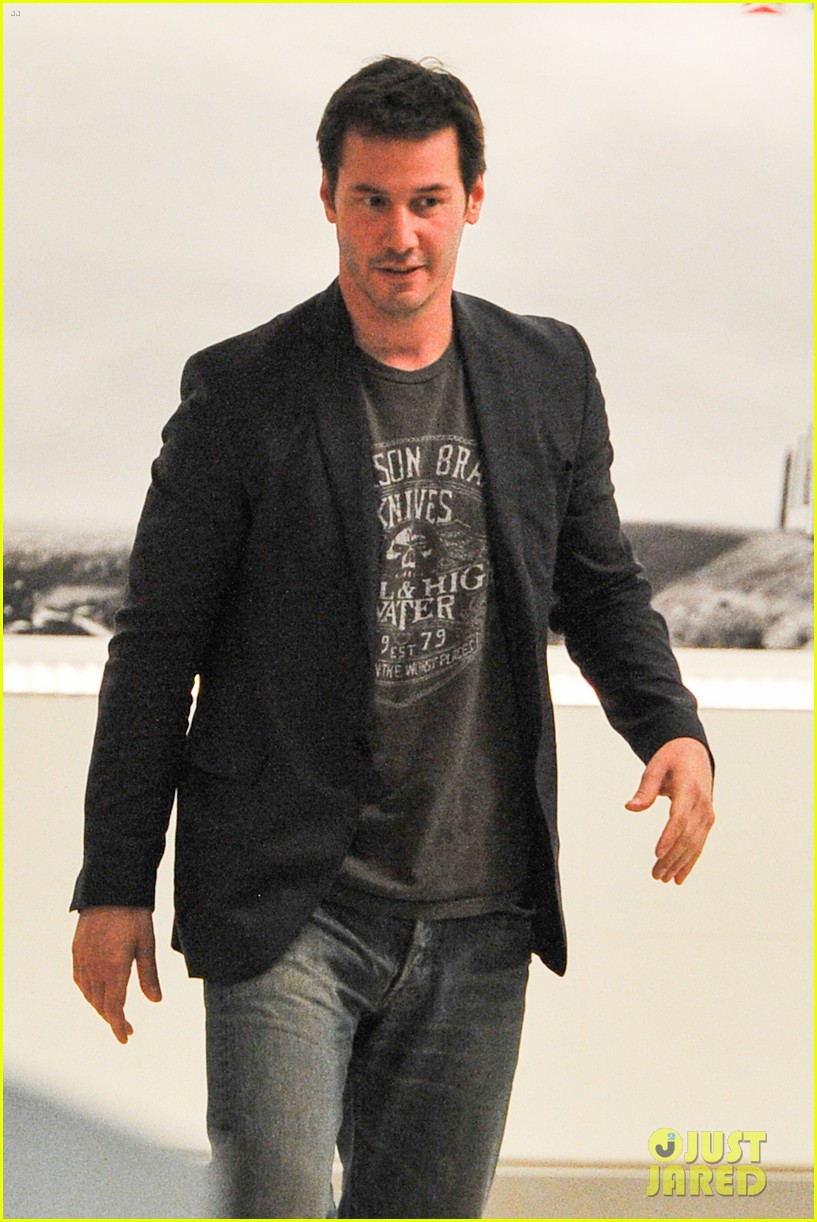 keanu reeves shaves his beard clean shaven face 12