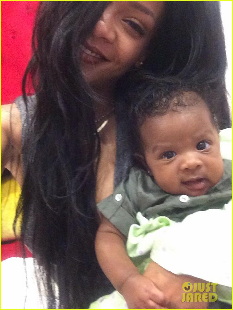 rihanna teaches her baby niece how to make selfie faces 243180393