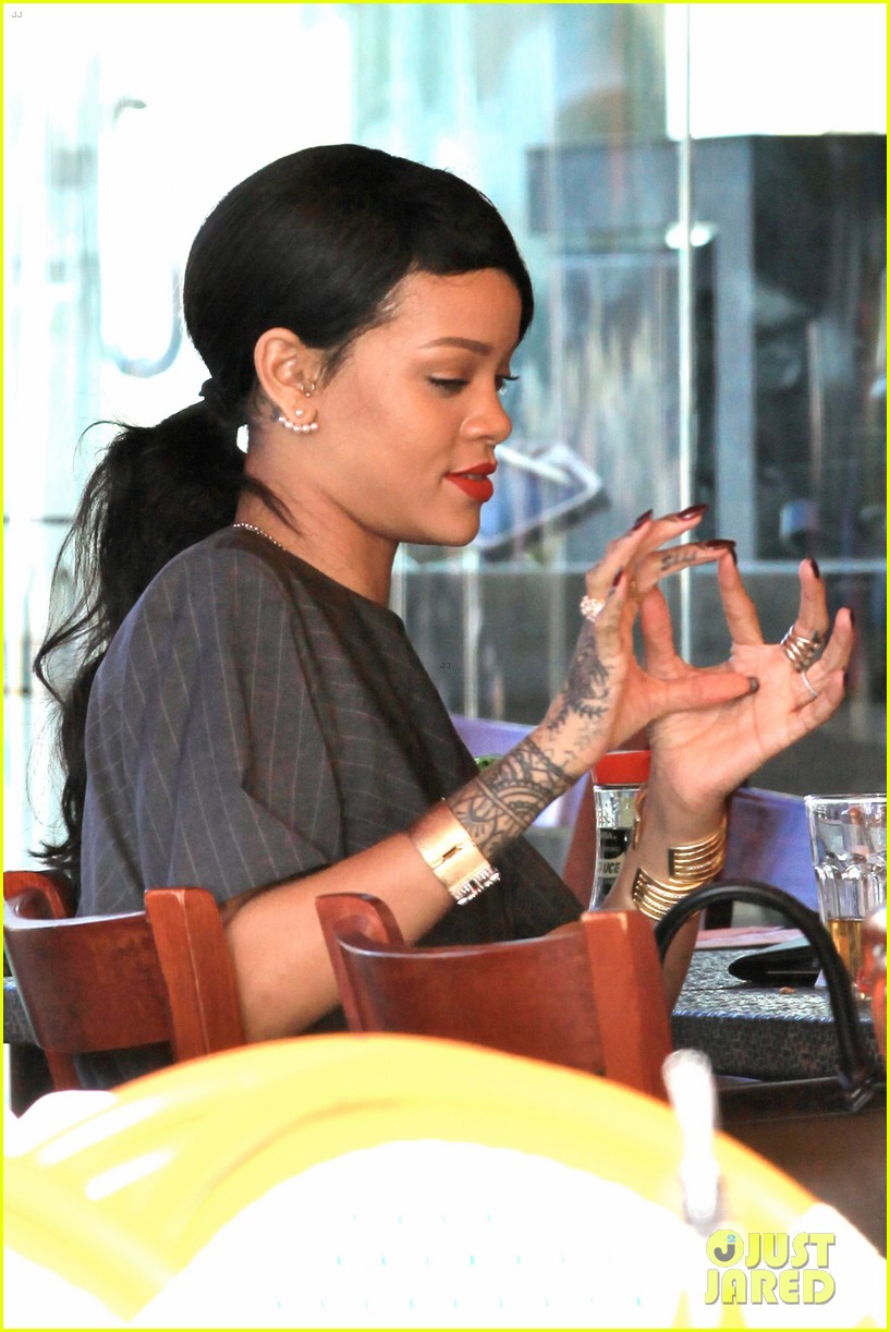 rihanna takes monster tour break to grab lunch 213175436