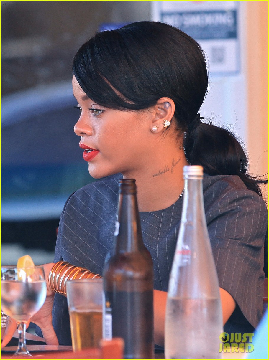 rihanna takes monster tour break to grab lunch 233175438