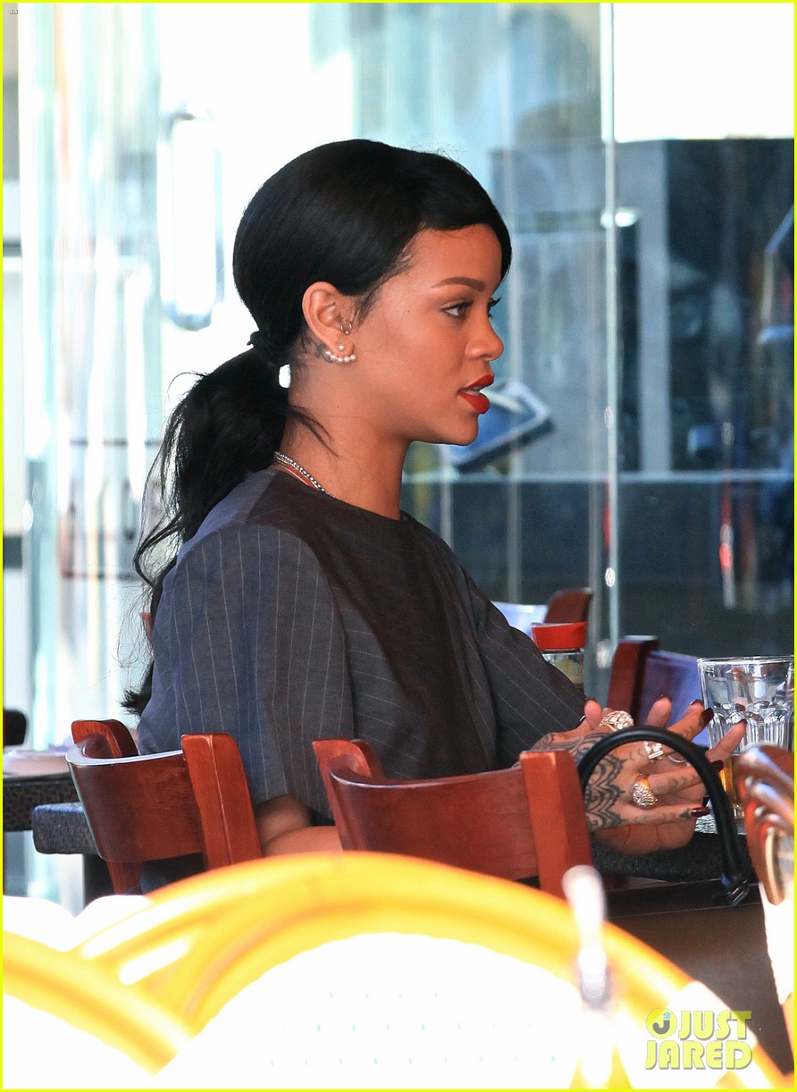 rihanna takes monster tour break to grab lunch 263175441