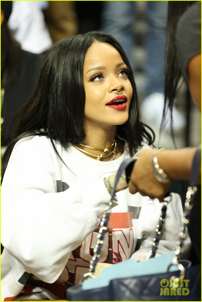 rihanna watches chris brown play basketball in courtside seats 023180634
