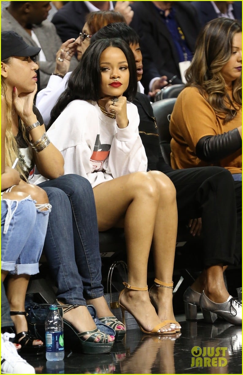 rihanna watches chris brown play basketball in courtside seats 17