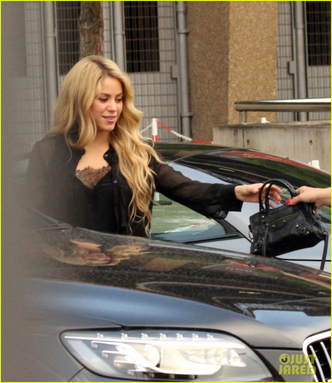 shakira steps out after announcing pregnancy news 01