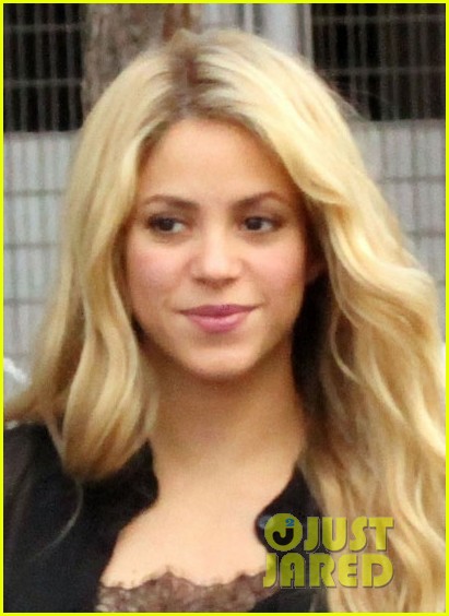 shakira steps out after announcing pregnancy news 023186317