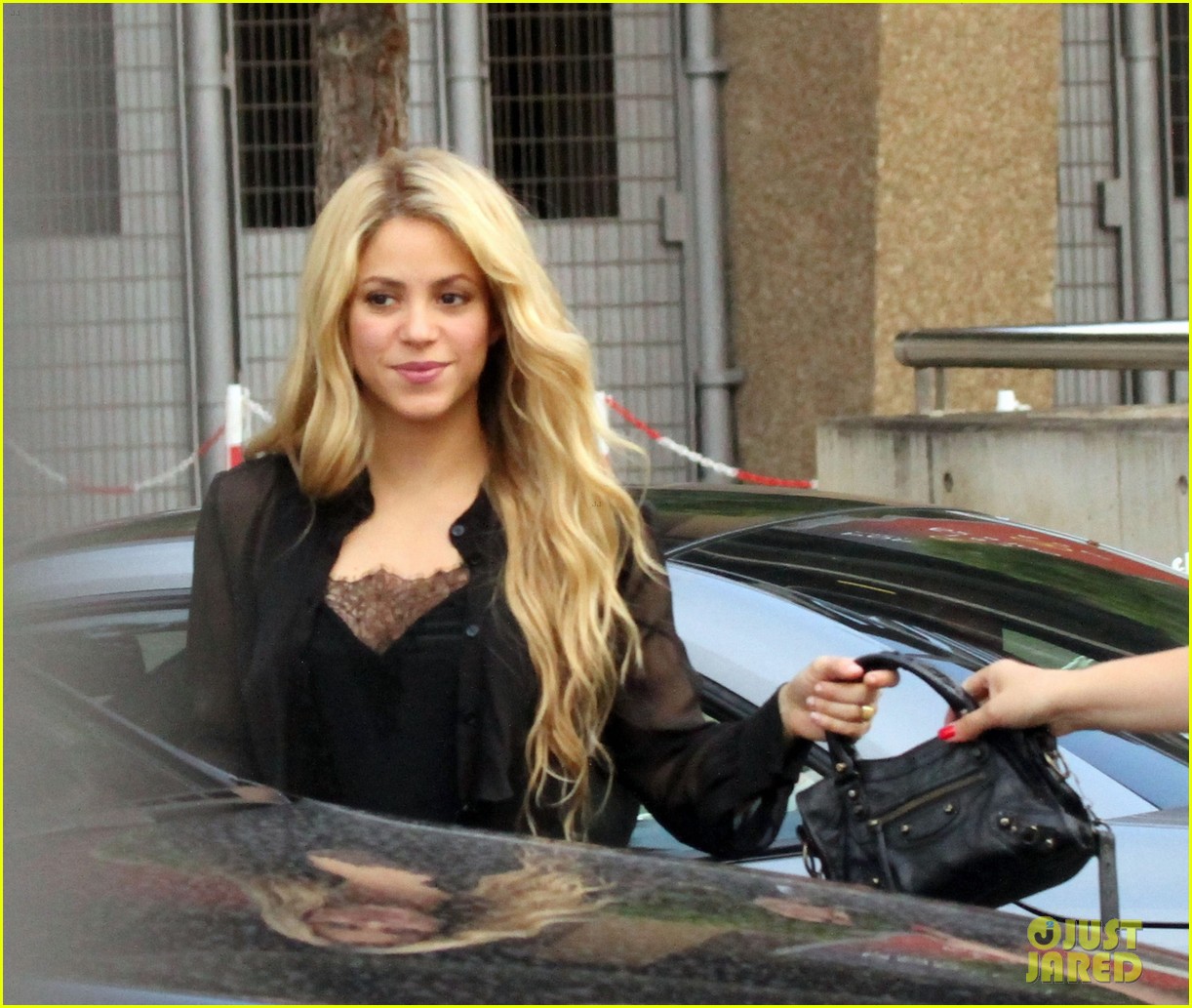 shakira steps out after announcing pregnancy news 033186318
