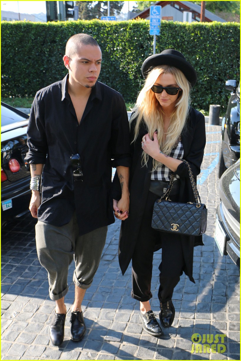 ashlee simpson evan ross hold hands for cecconis dinner date 013172757