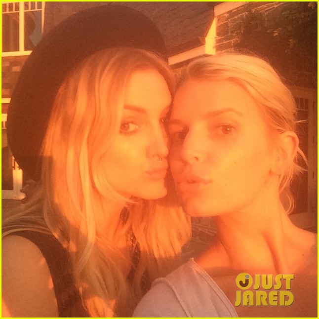 ashlee simpson are stunning sisters in sunset selfie 023171615