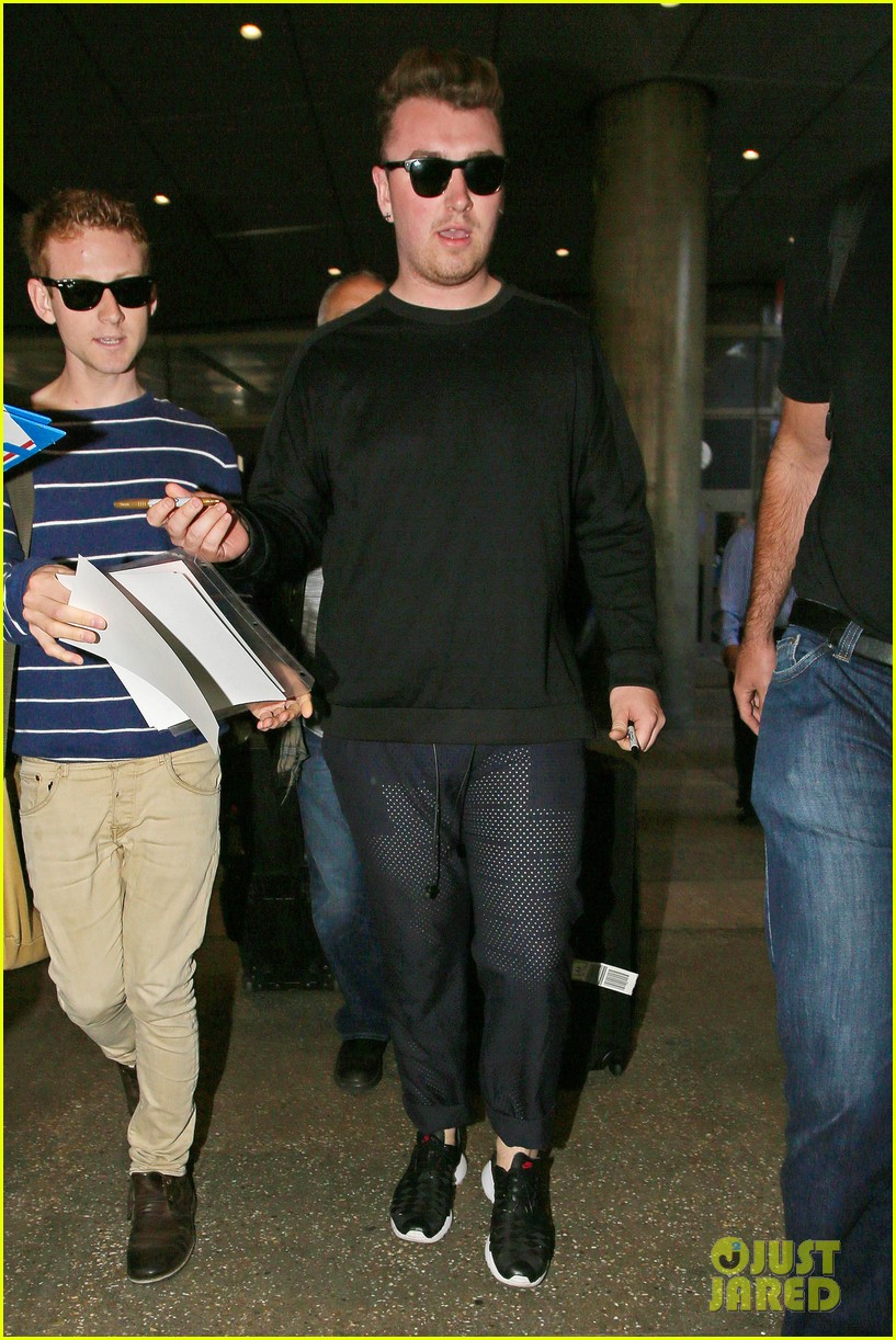 sam smith lands in los angeles for vmas performance 01