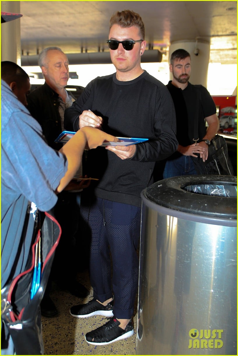 sam smith lands in los angeles for vmas performance 193180912
