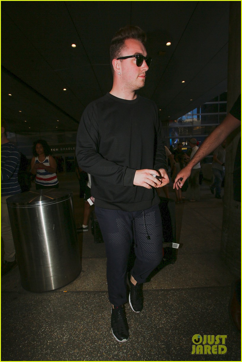 sam smith lands in los angeles for vmas performance 233180916