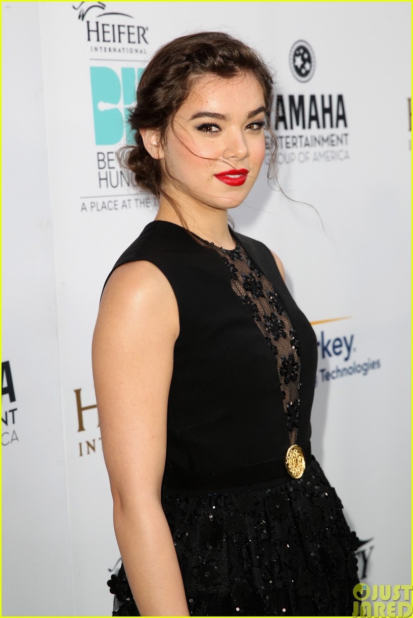 hailee steinfeld llama poses beyond hunger party 06