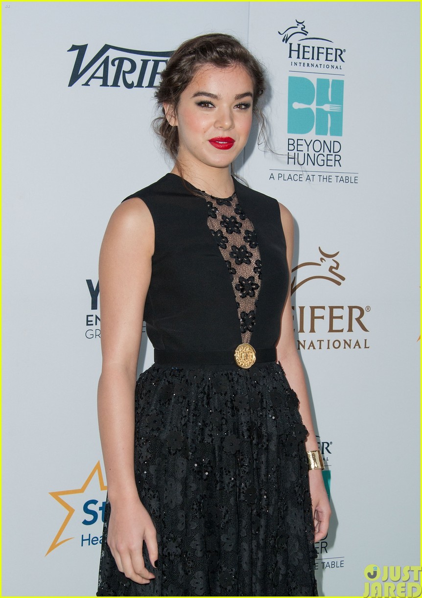 hailee steinfeld llama poses beyond hunger party 093181516