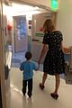 taylor swift visits young cancer patient 05