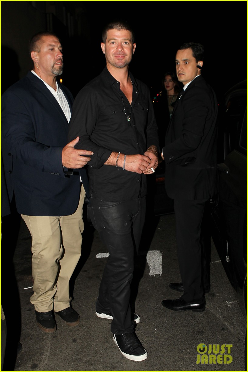 robin thicke hung out at the club with kendra wilkinson 03
