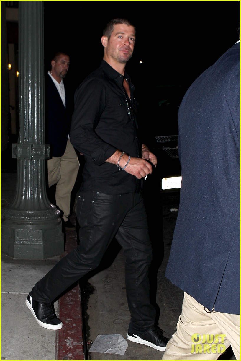 robin thicke hung out at the club with kendra wilkinson 063172876
