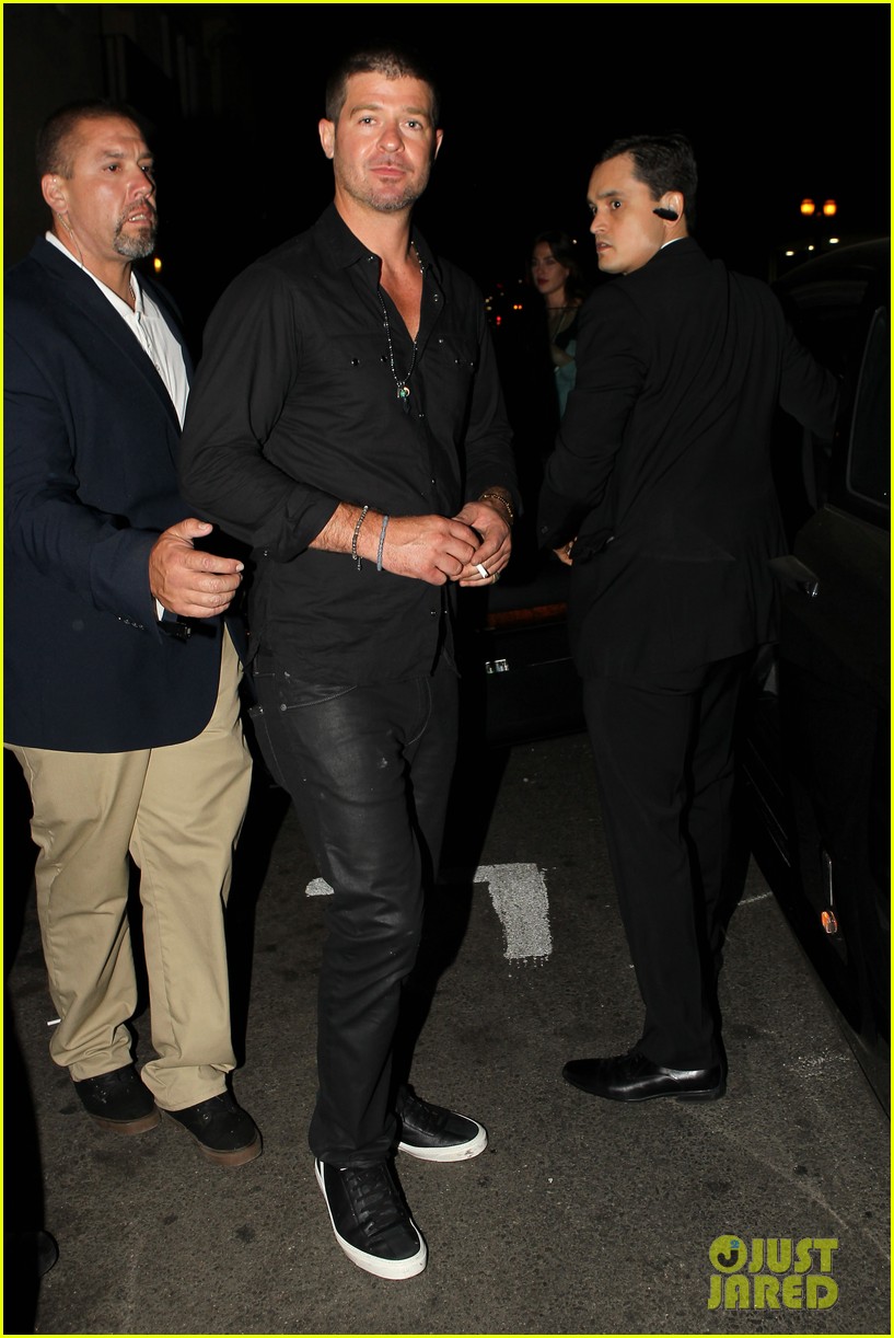 robin thicke hung out at the club with kendra wilkinson 093172879