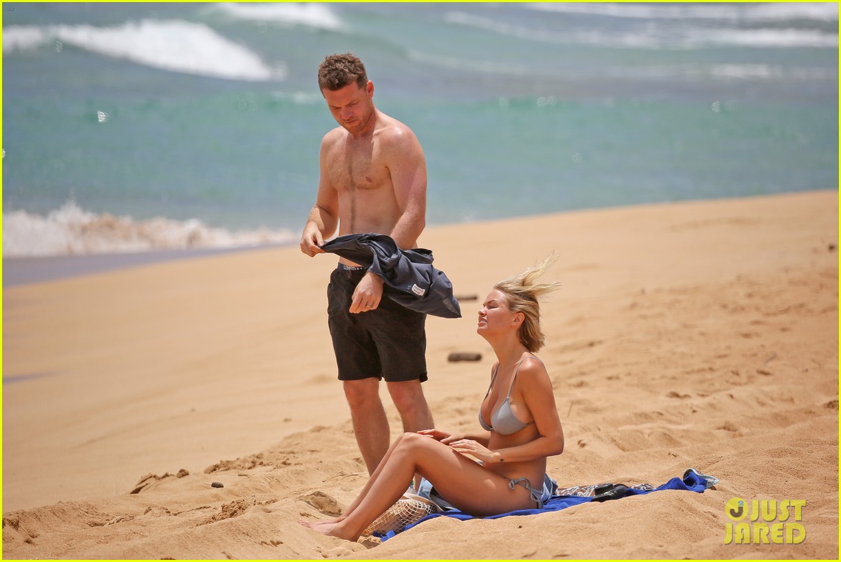 sam worthington lara bingle show off beach bodies in hawaii 203185741