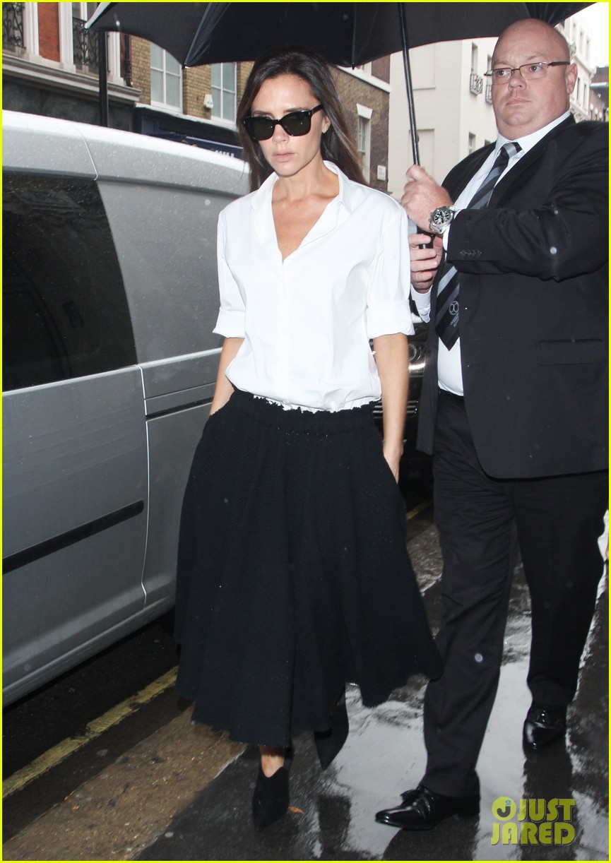 victoria beckham look stylish in pouring rain 01