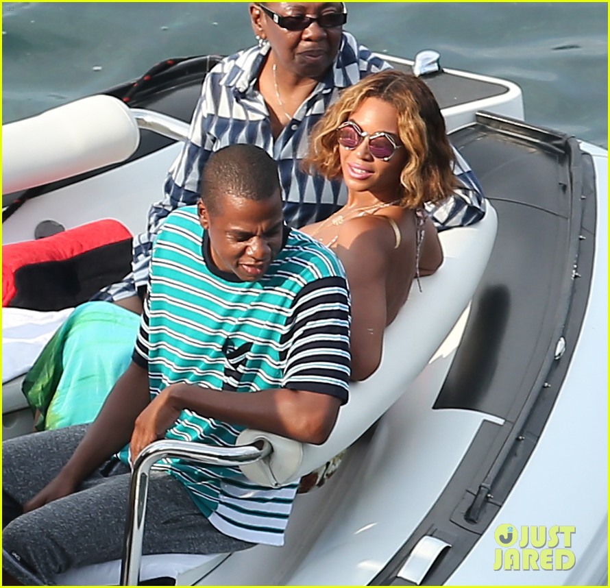 bikini clad beyonce jay z vacation with their families 22
