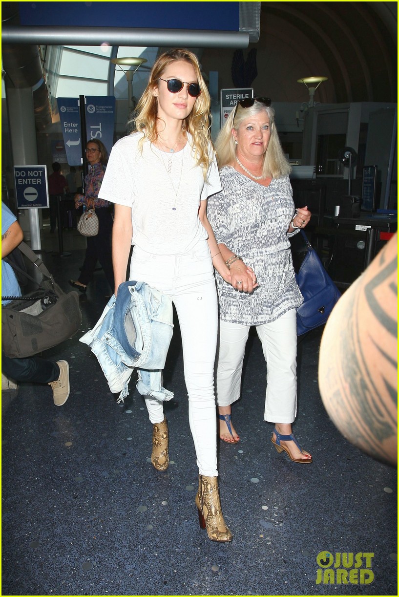 candice swanepoel eileen hold hands at lax airport 043205878