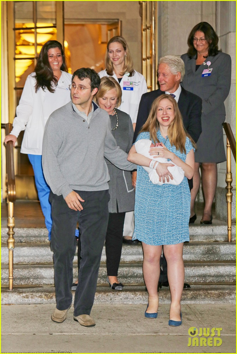 chelsea clinton daughter charlotte first appearance after her birth 043207477