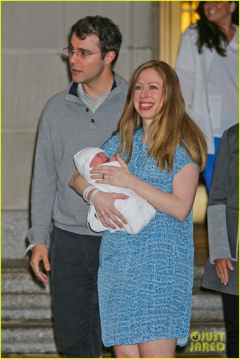 Chelsea Clinton & Marc Mezvinsky Introduce Daughter Charlotte to the(02)