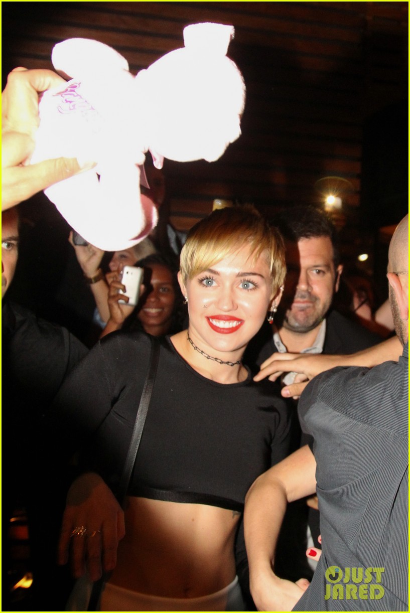 miley cyrus bares her abs for girls night out 083206834