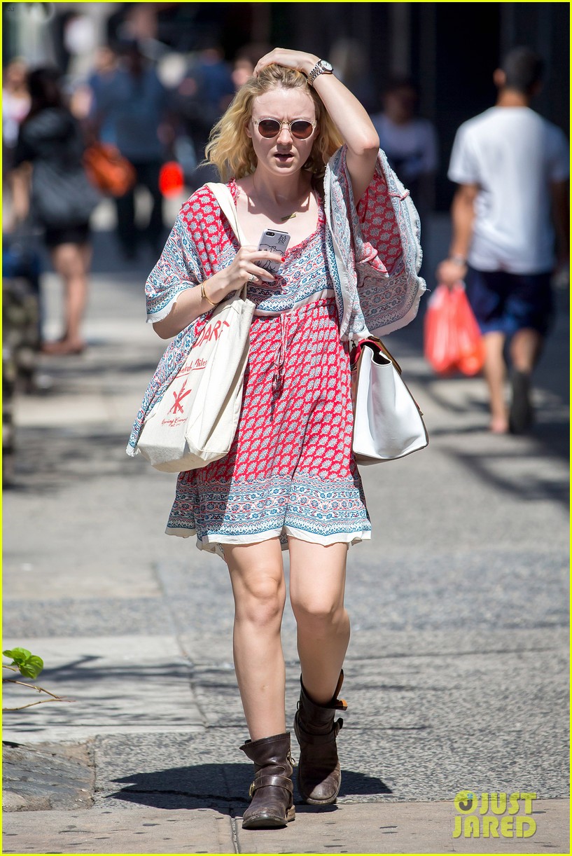 dakota fanning tries to live a normal life 093188742