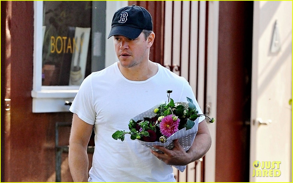 matt damon buys flowers for a special someone 033197355