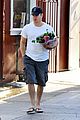 matt damon buys flowers for a special someone 01