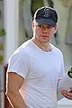 matt damon buys flowers for a special someone 02