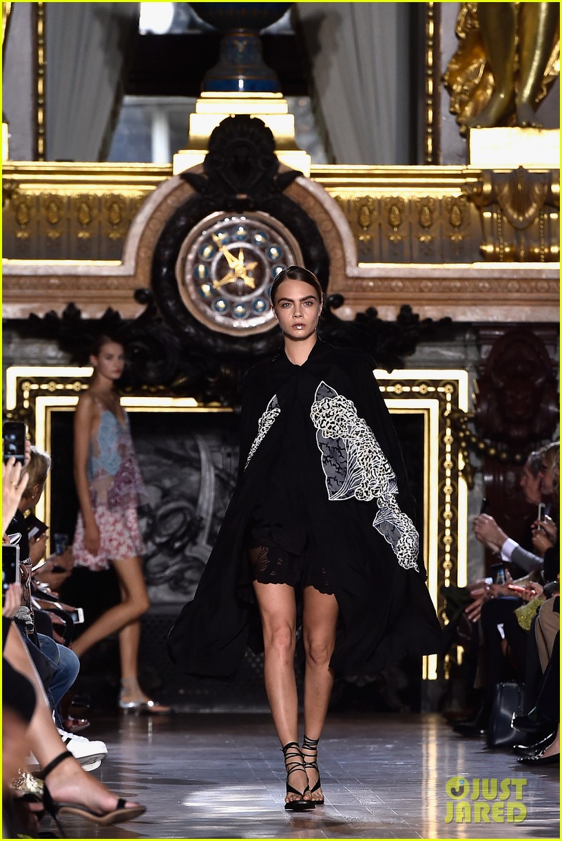 cara delevingne fiercely hits the runway for stella mccartney 073206977